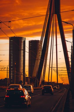 Riga 'daki Vansu köprüsü Daugava Nehri' ni susnet zamanında geçiyor.