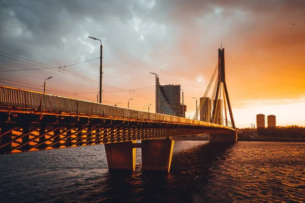 Riga 'daki Vansu köprüsü Daugava Nehri' ni susnet zamanında geçiyor.