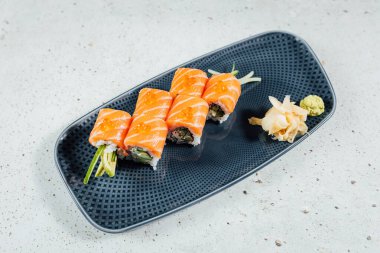 Somonlu suşi. Philadelphia. Havyarlı. Zencefil ve wasabi ile