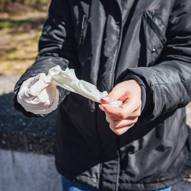 Korunmak için plastik eldiven takan kadınlar Coronavirüs