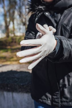 Korunmak için plastik eldiven takan kadınlar Coronavirüs
