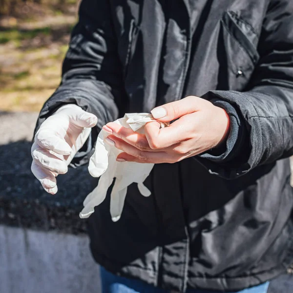 Γυναίκες Που Φορούν Πλαστικά Ιατρικά Γάντια Για Την Προστασία Από — Φωτογραφία Αρχείου