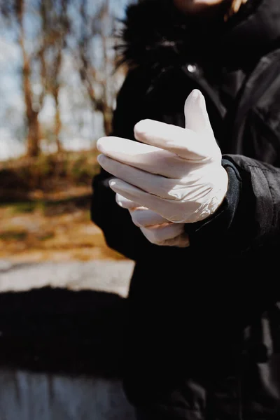 Женщины Надевают Пластиковые Медицинские Перчатки Защиты Стареющего Коронавируса — стоковое фото