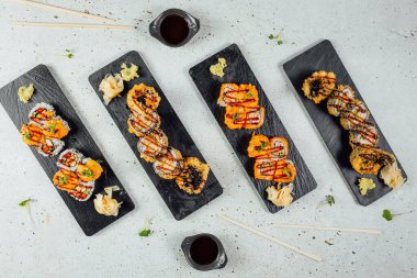 Zencefilli soya soslu ve Wasabi soslu suşi seti.