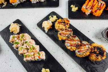 Zencefilli soya soslu ve Wasabi soslu suşi seti.