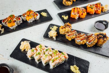 Zencefilli soya soslu ve Wasabi soslu suşi seti.