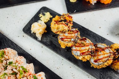 Zencefilli soya soslu ve Wasabi soslu suşi seti.