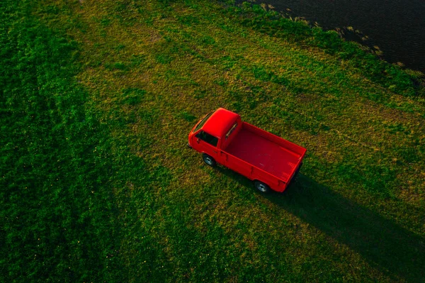 Vista Aérea Caminhão Pickup Vermelho Clássico Campo Terra Verde Fazenda — Fotografia de Stock