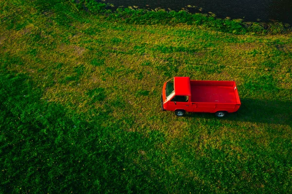 Vista Aérea Caminhão Pickup Vermelho Clássico Campo Terra Verde Fazenda — Fotografia de Stock