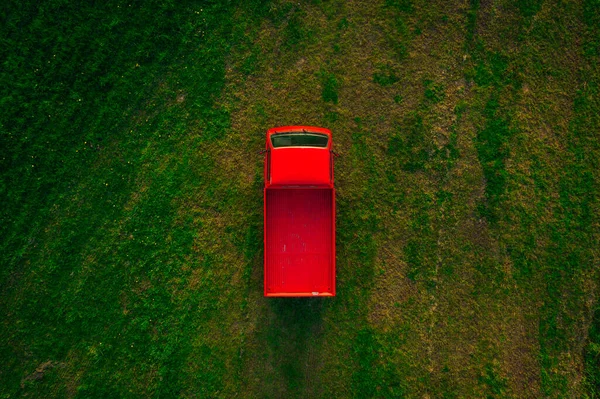 Vue Aérienne Sur Camionnette Rouge Classique Sur Terrain Agricole Vert — Photo