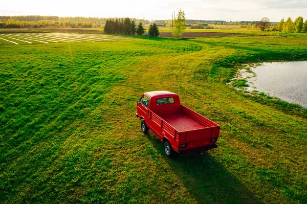 Gün Batımında Yeşil Tarla Tarlasında Klasik Kırmızı Pikap Görüntüsü Tarım — Stok fotoğraf
