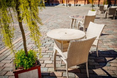 Eski şehirdeki boş yaz terasları masaları. Açık Hava Kafe 