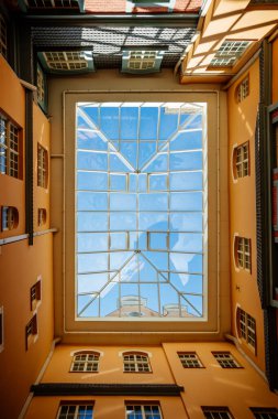 Tahta atölyesinde elektrikli testere.