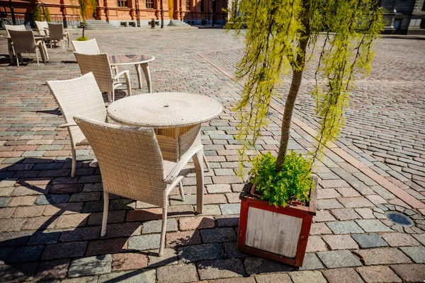 Eski şehirdeki boş yaz terasları masaları. Açık Hava Kafe 