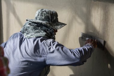 İnşaat Duvarında Sıvacı Beton İşçisi 