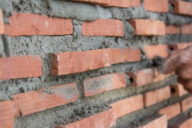 İnşaat mason işçisi mala ve çimento harcı ile