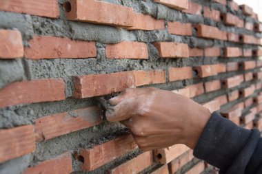 İnşaat mason işçisi mala ve çimento harcı ile