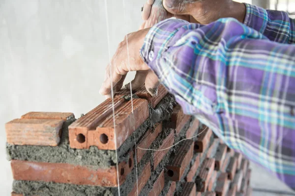 Construction mason worker with trowel and cement mortar — Stock Photo, Image