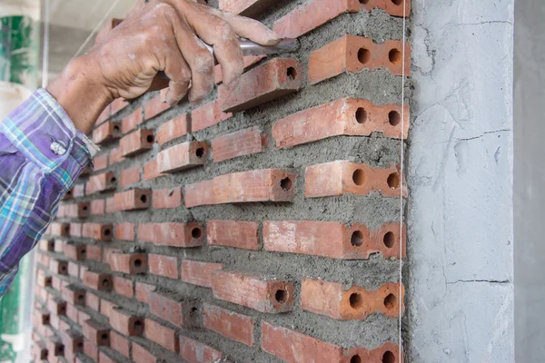 Constructor albañil con paleta y mortero de cemento — Foto de Stock