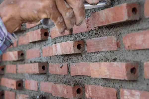 Bauarbeiter mit Kelle und Zementmörtel — Stockfoto