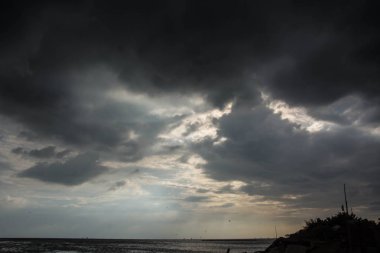 Fırtınadan önce kara bulutlar