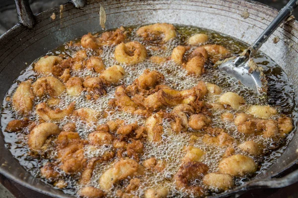 Sweetened fried banana fritters in hot oil, Thailand dessert — Stock Photo, Image