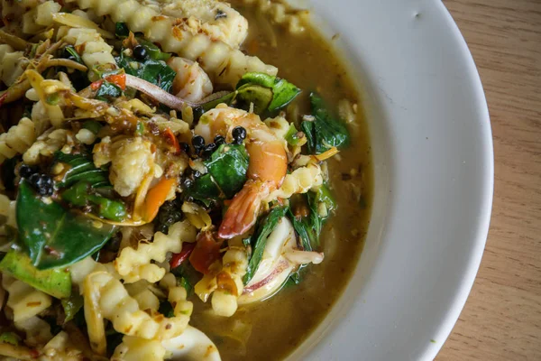 Spicy Seafood sauté, Thai épicé nourriture aux herbes — Photo