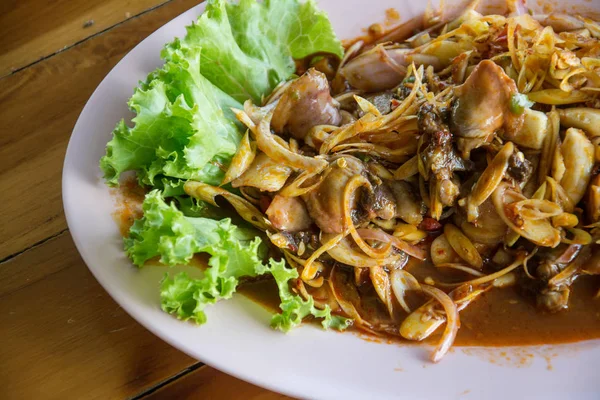 Salade épicée de coques de sang, nourriture thaïlandaise — Photo