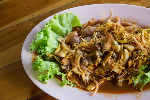 辣血鸟蛤沙拉，泰式食物 — 图库照片