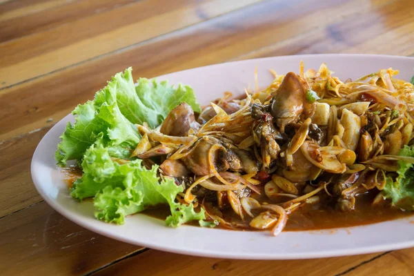 辣血鸟蛤沙拉，泰式食物 — 图库照片