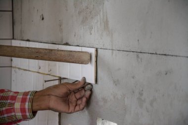 döşeme seramik duvar, fayans inşaat sitesine yükleme.