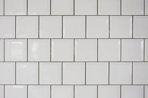 Telhas de cerâmica branca no fundo da parede — Fotografia de Stock