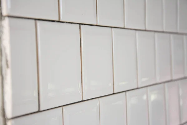 Baldosas de cerámica blanca sobre fondo de pared —  Fotos de Stock
