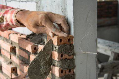 İnşaat mason işçisi mala ve çimento harcı ile