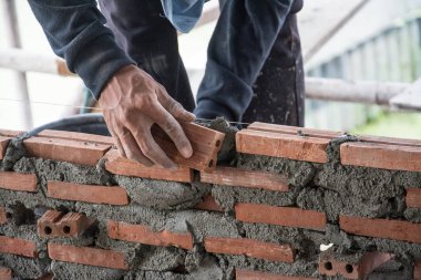 İnşaat mason işçisi mala ve çimento harcı ile