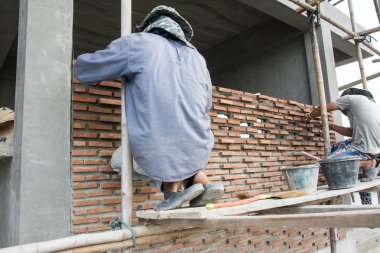 İnşaat mason işçisi mala ve çimento harcı ile