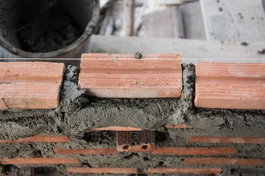 İnşaat mason işçisi mala ve çimento harcı ile