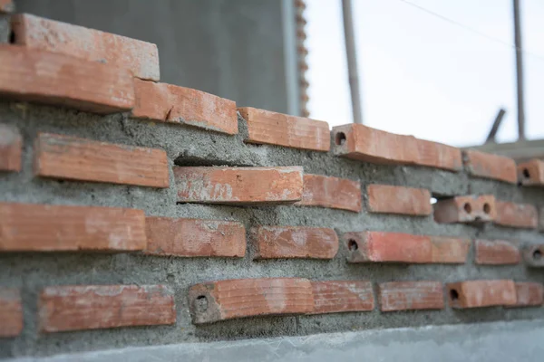 Constructor albañil con paleta y mortero de cemento — Foto de Stock