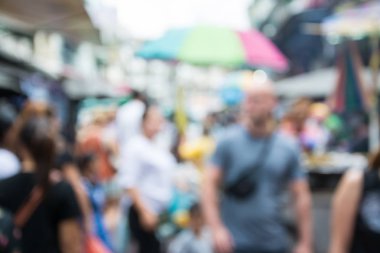 İnsanlar markette bulanık görüntü