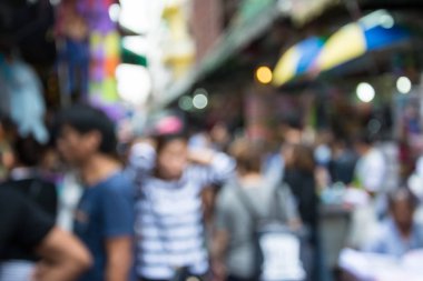 İnsanlar markette bulanık görüntü