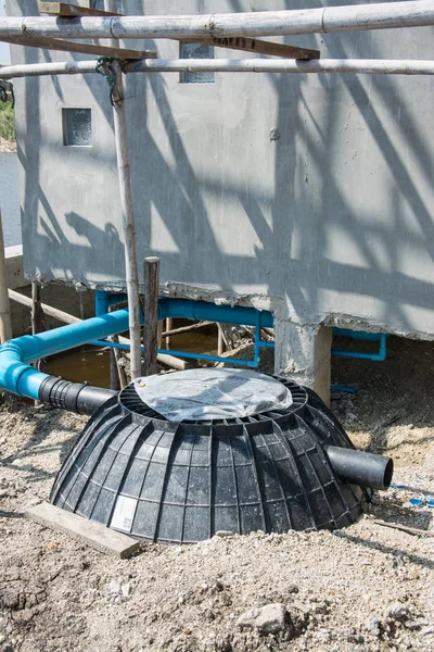 Depósito de tratamiento de residuos o instalación de tanque séptico en obra — Foto de Stock