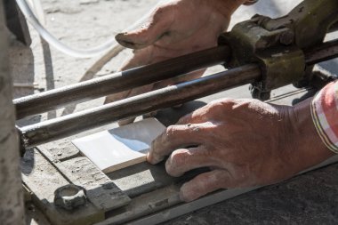 Endüstriyel kiremitçi Oluşturucusu alt zemin Döşeme kesme donanımları ile çalışma 