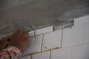 döşeme seramik duvar, fayans inşaat sitesine yükleme.