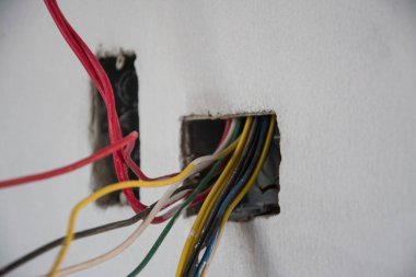 İnşaat alanındaki duvarda elektrik sistemi, demir boruları olan bir priz.