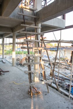 İnşaat alanında geçici Ahşap merdiven