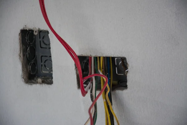 Sistema eléctrico en la pared en el sitio de construcción, salida con tubos de hierro —  Fotos de Stock