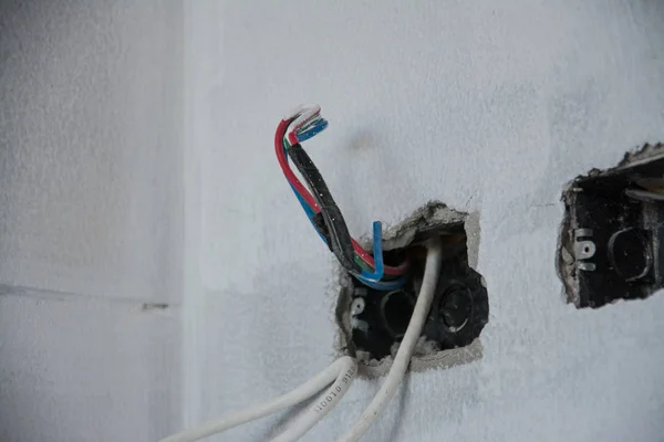 İnşaat alanındaki duvarda elektrik sistemi, demir boruları olan bir priz. — Stok fotoğraf