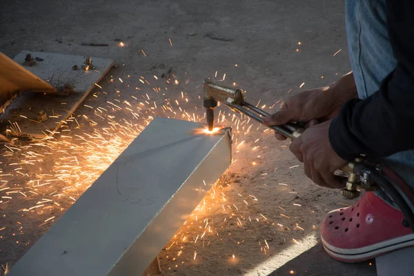 Schneiden von Metall mit Acetylen-Brennern — Stockfoto