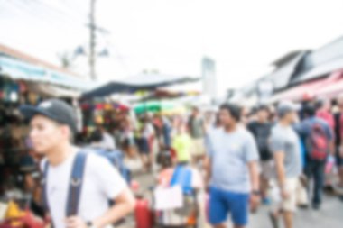 İnsanlar markette bulanık görüntü