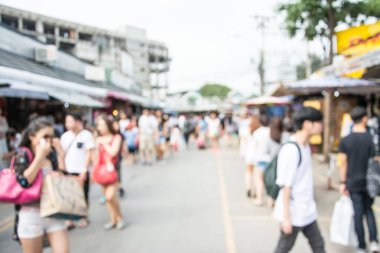 İnsanlar markette bulanık görüntü
